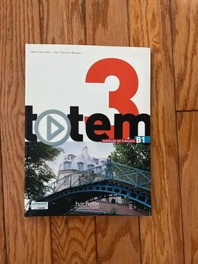 Hachette Totem 3 Textbook - White, Red, Black, Blue